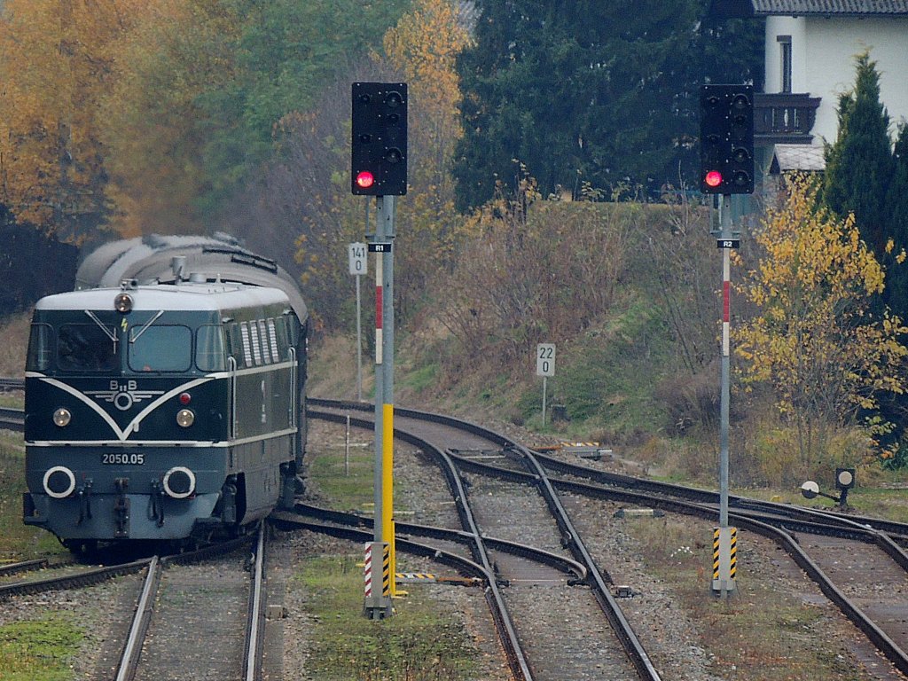2050-05 erreicht anlsslich der Veranstaltung  	Aussergewhnliches Eisenbahnerlebnis  den Zwischenhaltebahnhof Ried; 121111