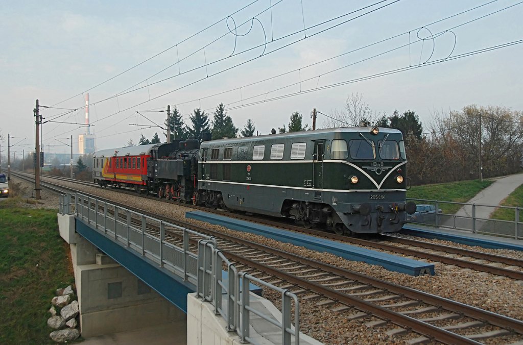 2050.04 bringt die Dampflok 93.1403 von Korneuburg in die Winterpause nach Strahof. Hier zu sehen, beim berqueren des Donaugrabens, am 21.11.2009 als sich die Sonne bereits wieder hinter der Nebelwand versteckt hatte.