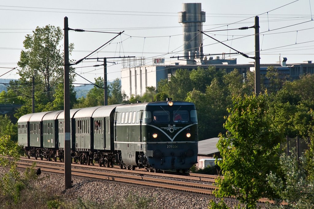 2050.04 bringt den Nostalgie Express  Leiser Berge  von Korneuburg nach Wien Praterstern. Die Aufnahme enstand zwischen Korneuburg und Bisamberg, vor dem kalorischen Kraftwerk in Korneuburg, am Abend des 19.05.2012.