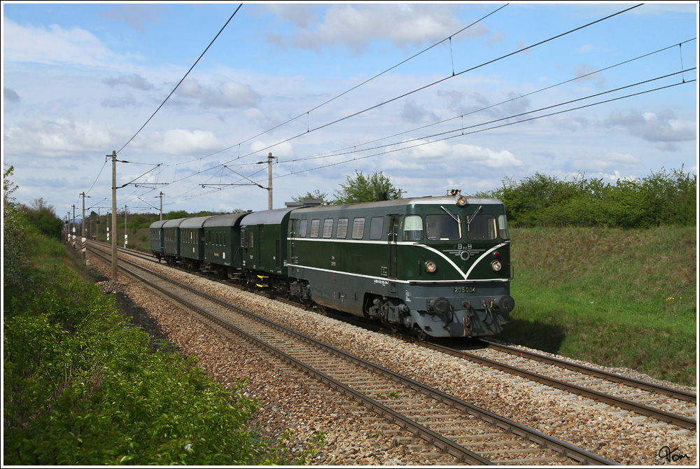 2050.04 fhrt als SR 14562 von Wien Ost nach Strasshof zum Saisonerffnungsfest  Andampfen  im Eisenbahnmuseum Strasshof.
Helmahof 22.4.2012