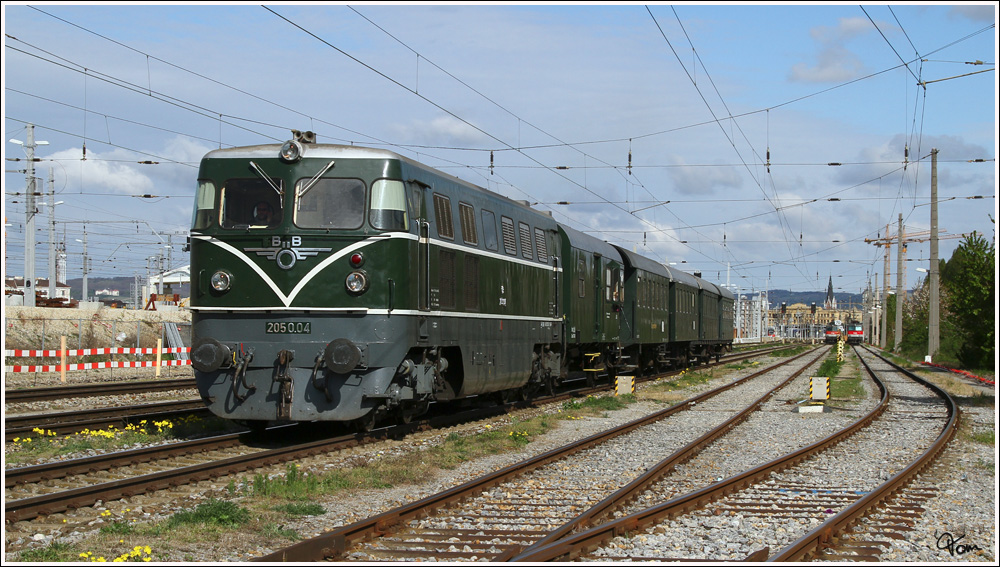 2050.04 fhrt als SR 14562 von Wien Ost nach Strasshof zum Saisonerffnungsfest  Andampfen  im Eisenbahnmuseum Strasshof.
Im Hintergrund ist die Baustelle des neuen Hauptbahnhofes Wien zu sehen.
Wien Ost 22.4.2012