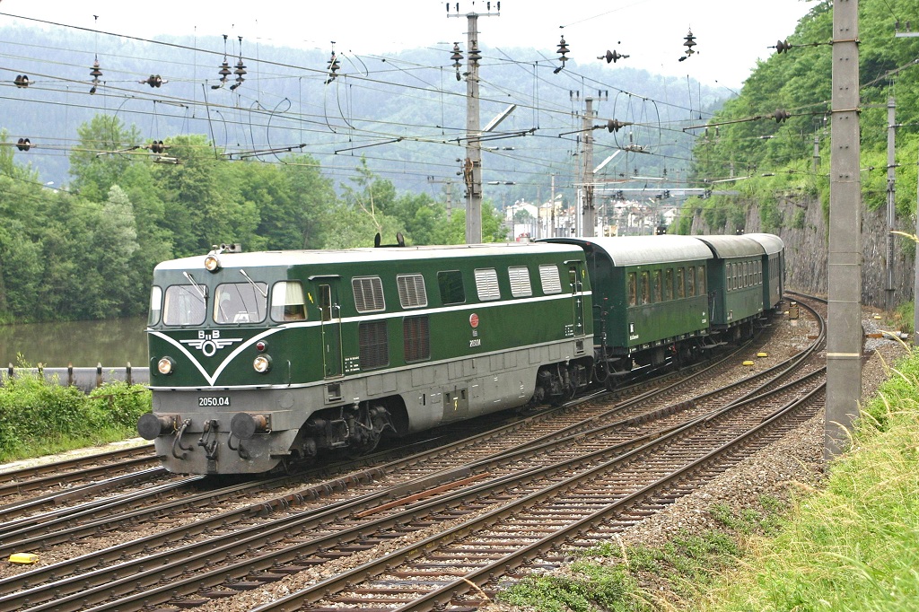 2050.04 fhrt am 28.06.2006 mit einem Sonderzug durch Bruck/Mur.