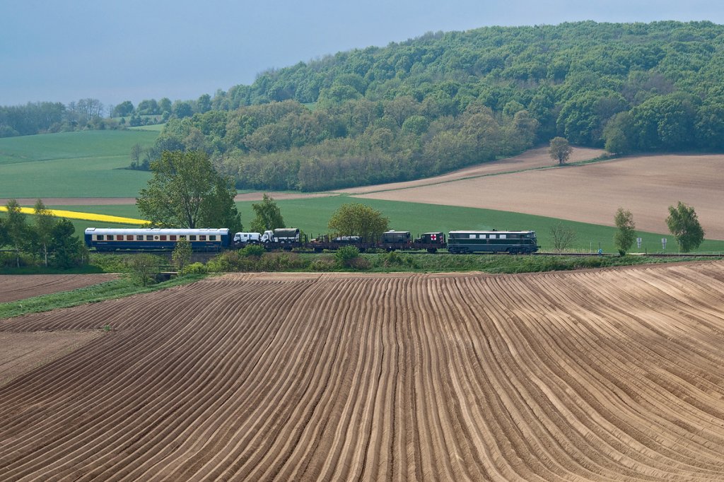 2050.04 fhrt mit einem  historischen Militrtransport  von Korneuburg nach Ernstbrunn. Die Aufnahme enstand am 01.05.2011 kurz nach Wetzleinsdorf.