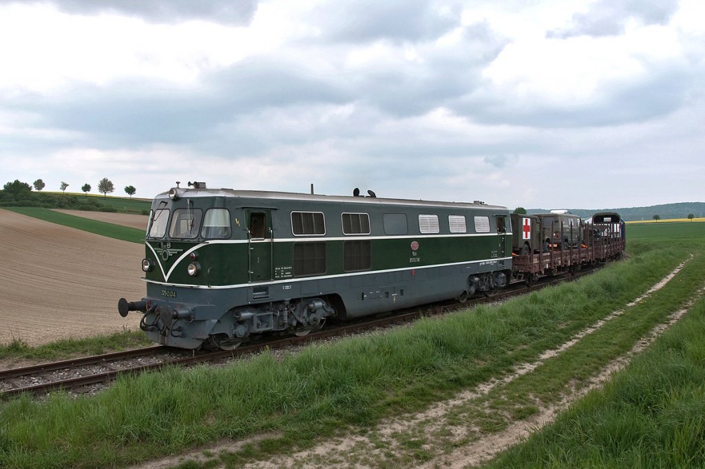 2050.04 fhrt mit einem  historischen Militrtransport  zum Oldtimer Treffen nach Ernstbrunn. Wrnitz - Hetzmannsdorf, am 01.05.2011.