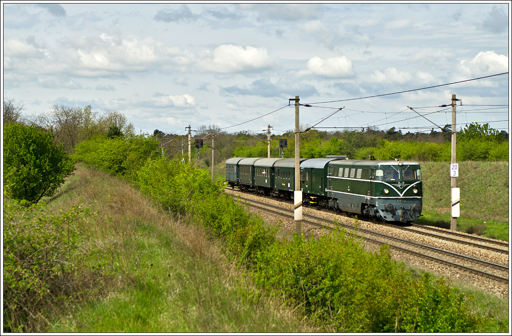 2050.04 mit dem SZ 14562 zum Er�ffnungsfest in Strasshof beim Einfahrtsvorsignal Deutsch Wagram, er wird gleich die Haltestelle Helmahof durchfahren. Helmahof, 22.4.2012