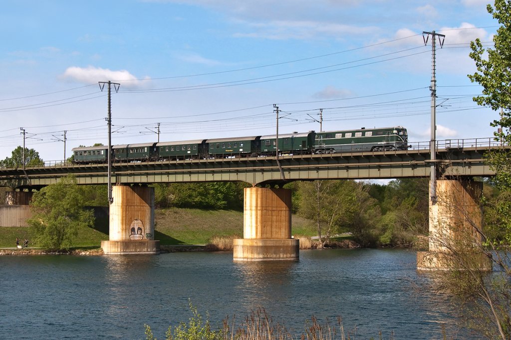 2050.04 ist mit einem Nostalgiesonderzug zur Saisonerffnung von Wien Sdbahnhof (Ost) nach Strasshof ins Eisenbahnmuseum unterwegs. Die Aufnahme entstand am 22.04.2012, als der Zug die neue Donau berquerte.