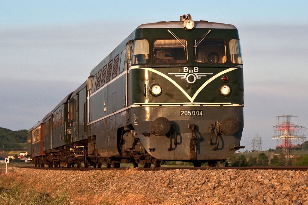 2050.04 mit SR 17064, im letzten Sonnenlicht des 24.05.2012, unterwegs Richtung Korneuburg. Die Aufnahme entstand bei Stetten.