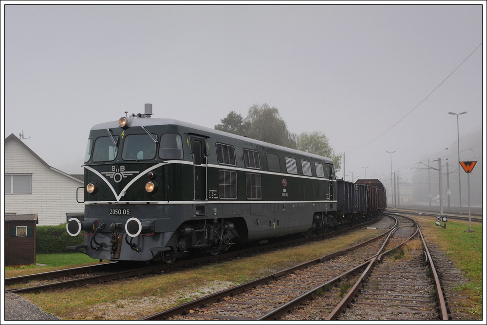 2050.05 brachte am 3.10.2010 unseren Foto GmP von Timelkam wieder retour nach Ampflwang, hier kurz vor der Station Timelkam Energie AG.