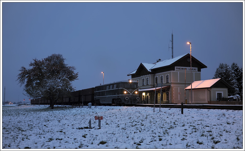 2050.05 mit ihrem  SGAG 95635 von Braunau nach Salzburg-Gnigl am 28.10.2012 bei der Ausfahrt aus Friedburg-Lengau.