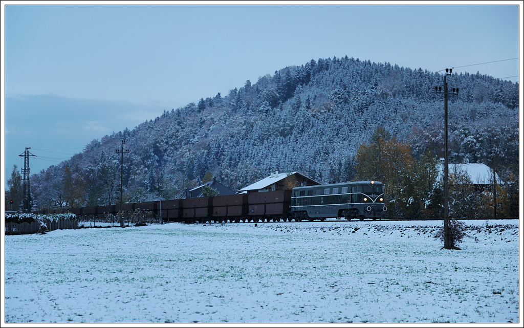 2050.05 mit ihrem SGAG 95635 von Braunau nach Salzburg-Gnigl am 28.10.2012 kurz nach Munderfing.

