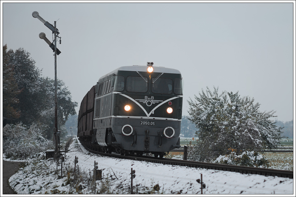 2050.05 mit ihrem SGAG 95635 von Braunau nach Salzburg-Gnigl am 28.10.2012 beim ES Munderfing.

