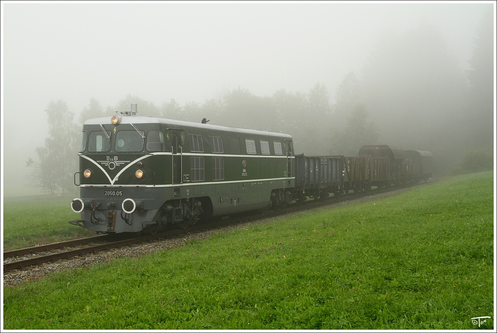 2050.05 der �GEG f�hrt mit einem Fotog�terzug von Timelkam nach Ampflwang.
Ampflwang 3.10.2010