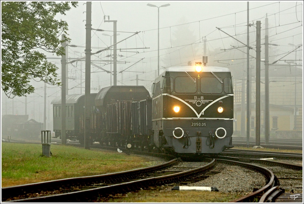 2050.05 der �GEG f�hrt mit einem Fotog�terzug von Timelkam nach Ampflwang.
Timelkam 3.10.2010
