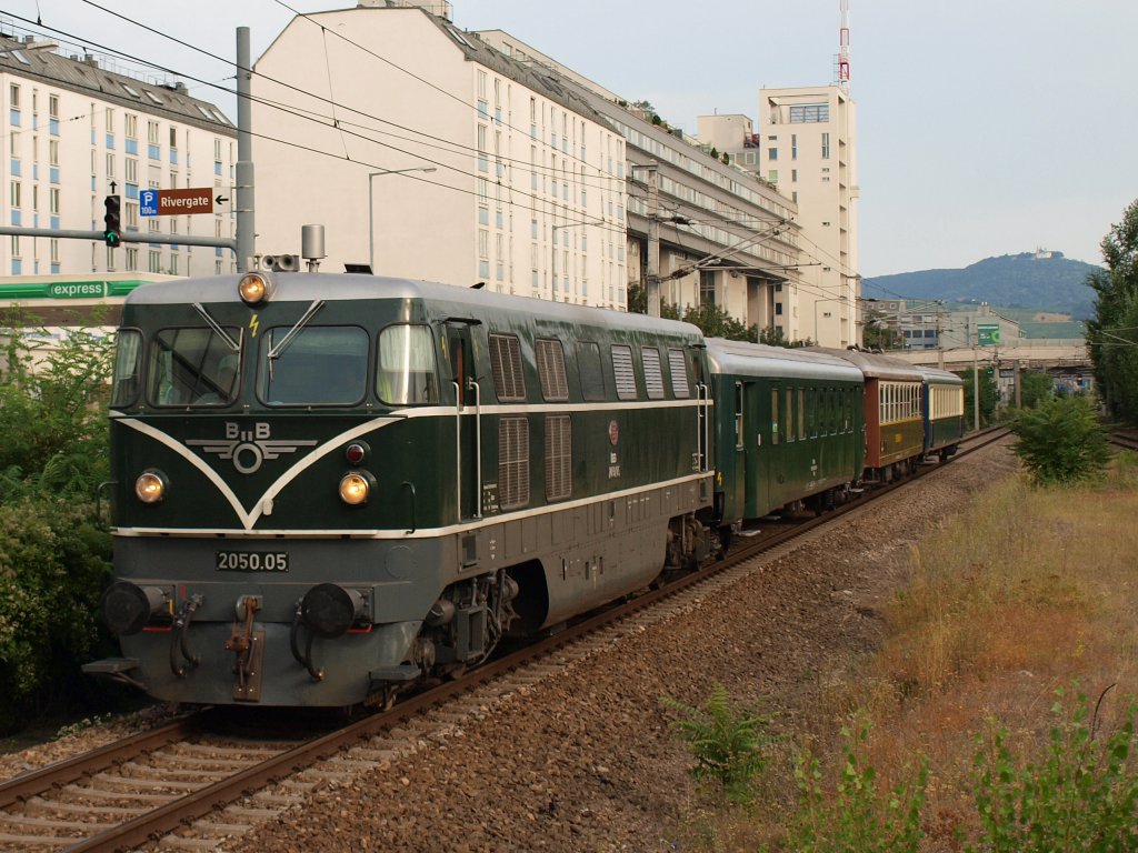 2050.05 der GEG (sterreichische Gesellschaft fr Eisenbahngeschichte) mit dem Lp 35408  hier in der Hst.Handelskai aus Fotgrafiert am 4.8.13 