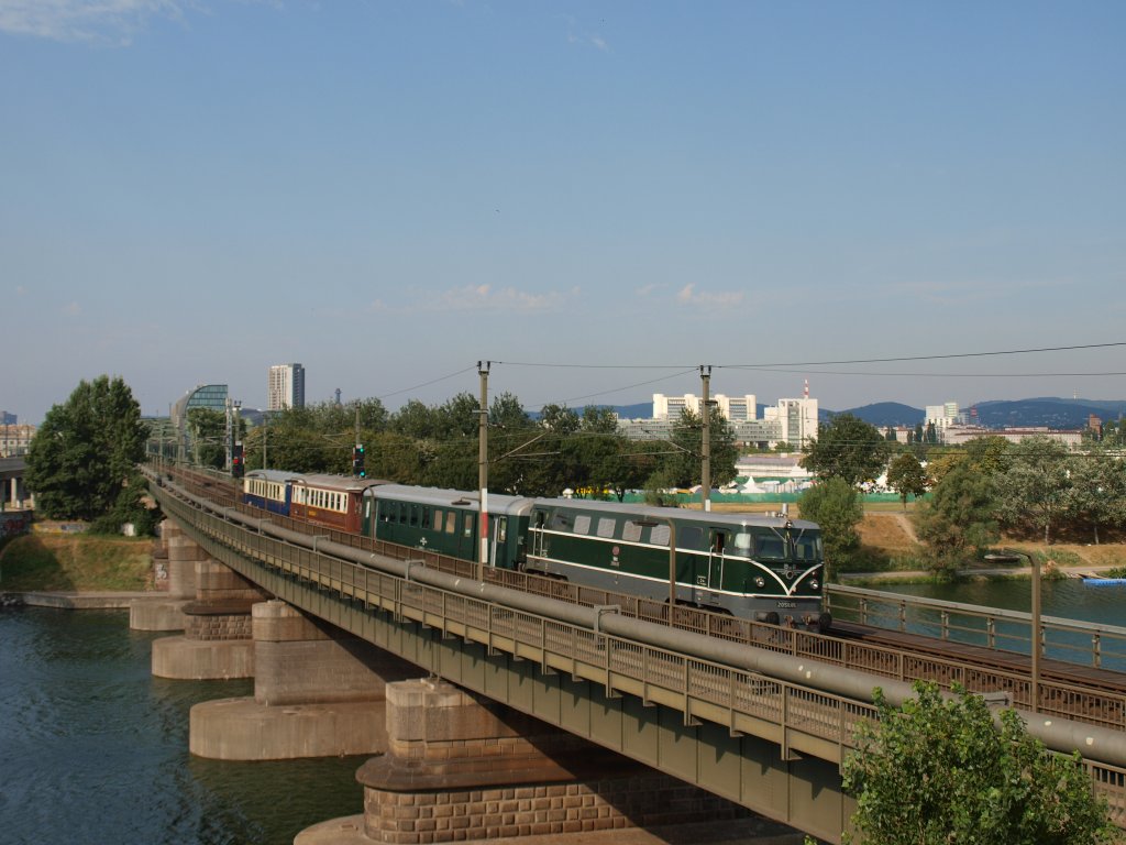 2050.05 der GEG (sterreichische Gesellschaft fr Eisenbahngeschichte)  mit dem EZ 7390 hier von der Neuen Donau aus Fotgrafiert am 4.8.13 