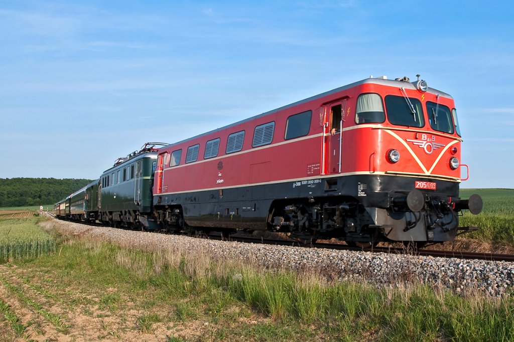 2050.09, bringt den SLP 17113 (Prsentationsveranstaltung der Erlebnisbahn) von Ernstbrunn ber Korneuburg, zurck nach Wien FJB. Diese Aufnahme entstand am 29.05.2012 zwischen Ernstbrunn und Naglern.