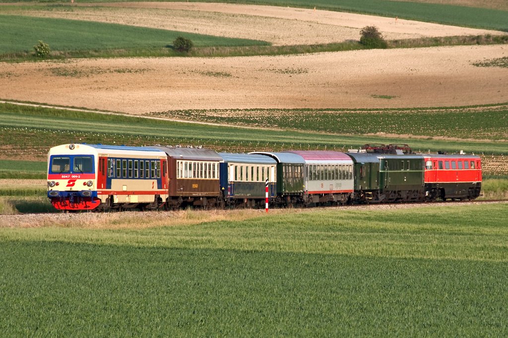 2050.09, bringt den SLP 17113 (Prsentationsveranstaltung der Erlebnisbahn) von Ernstbrunn ber Korneuburg, zurck nach Wien FJB. Diese Aufnahme entstand am 29.05.2012 zwischen Ernstbrunn und Naglern.