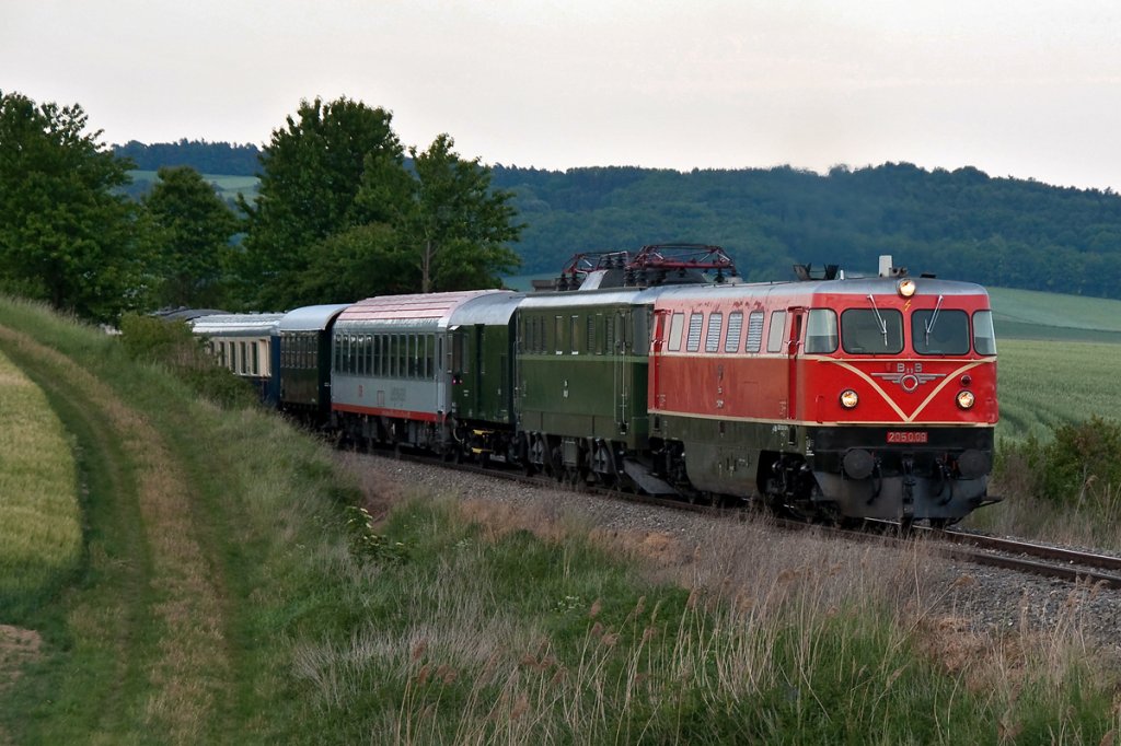 2050.09, bringt den SLP 17113 (Prsentationsveranstaltung der Erlebnisbahn) von Ernstbrunn ber Korneuburg, zurck nach Wien FJB. Diese Aufnahme entstand am 29.05.2012 bei Karnabrunn, leider schon ohne Abendsonne.