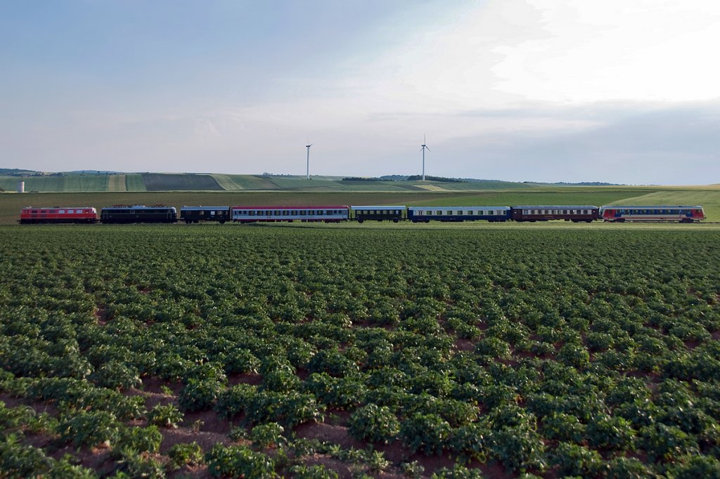 2050.09, bringt den SLP 17113 (Prsentationsveranstaltung der Erlebnisbahn) von Ernstbrunn ber Korneuburg, zurck nach Wien FJB. Diese Aufnahme entstand am Abend des 29.05.2012 zwischen Ernstbrunn und Naglern.