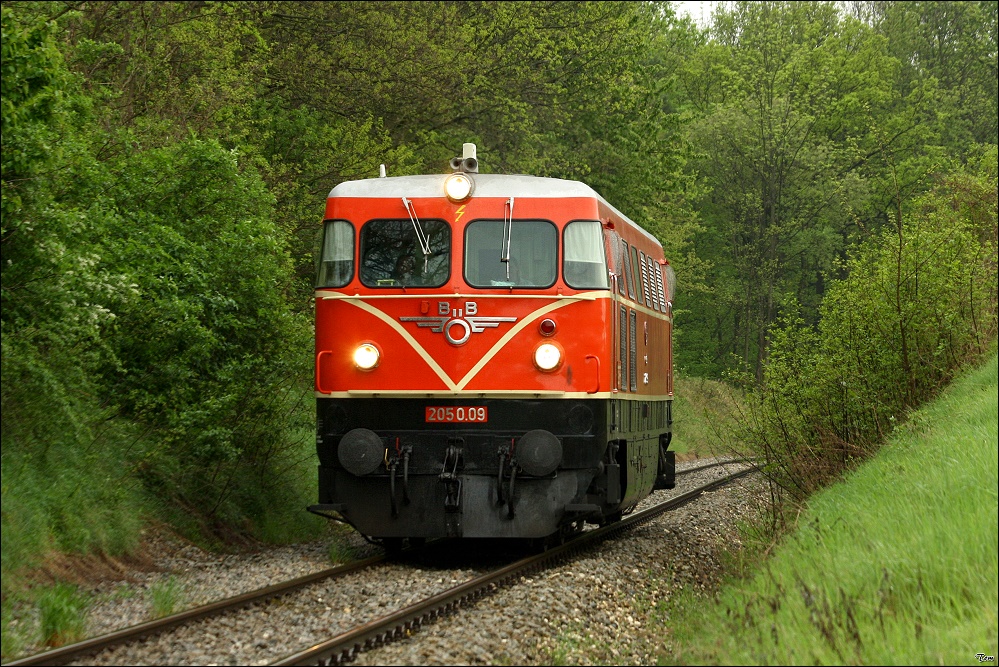 2050.09 fhrt zur Brandbeobachtung als LZ 17094 von Korneuburg nach Ernstbrunn.
Naglern 2.5.2010