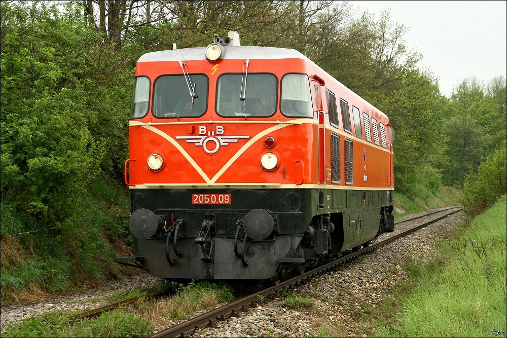 2050.09 fhrt zur Brandbeobachtung als LZ 17094 von Korneuburg nach Ernstbrunn. 
Naglern 2.5.2010