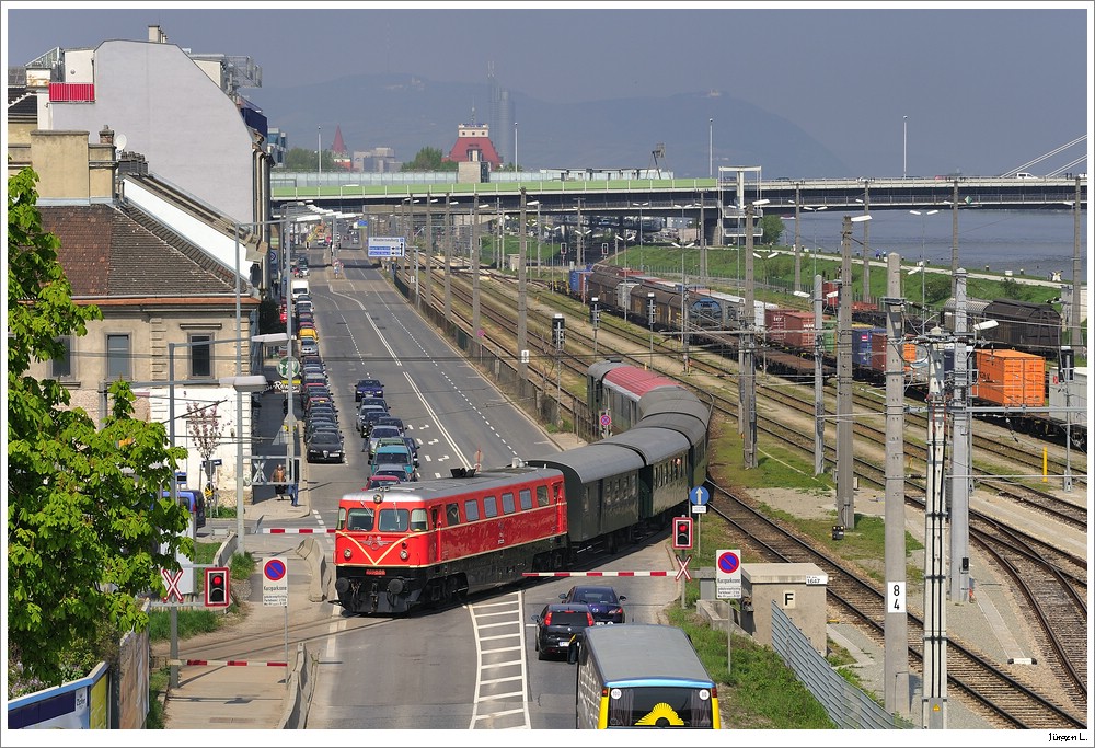 2050.09 mit SDZ139 (Wien FJB - Weienbach-Neuhaus), hier bei der obligaten Querung des Wr. Handelskai; 25.4.2010.