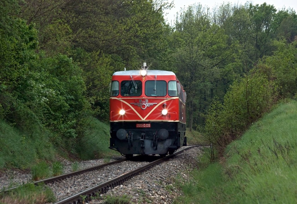 2050.09, unterwegs als  Brandschutzlok  am 02.05.2010 kurz vor Ernstbrunn.