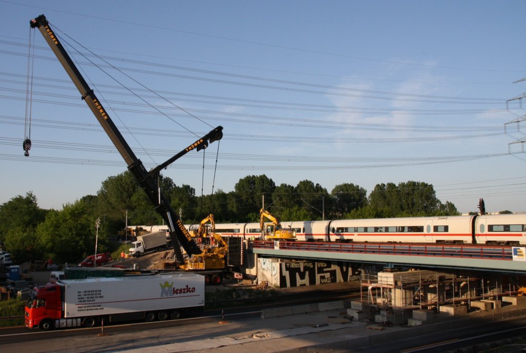 20.5.2012 A10 bei Berlin Buch. Die neuen Brckentrge sind eingehangen, Autobahn wieder freigegeben, nur die S-Bahn pendelt noch. Mit dabei ICE 1206, Seefeld/Tirol - Stralsund (20.5 + 3.6.) 