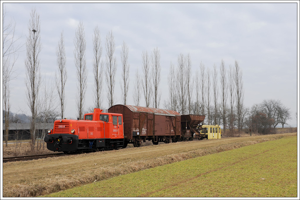2060.14 brachte am 26.2.2011 einen weiteren G, damit unser Fotozug nicht nur aus drei Wagen bestand. Die Aufnahme zeigt den Zug kurz vor Oberwart.
