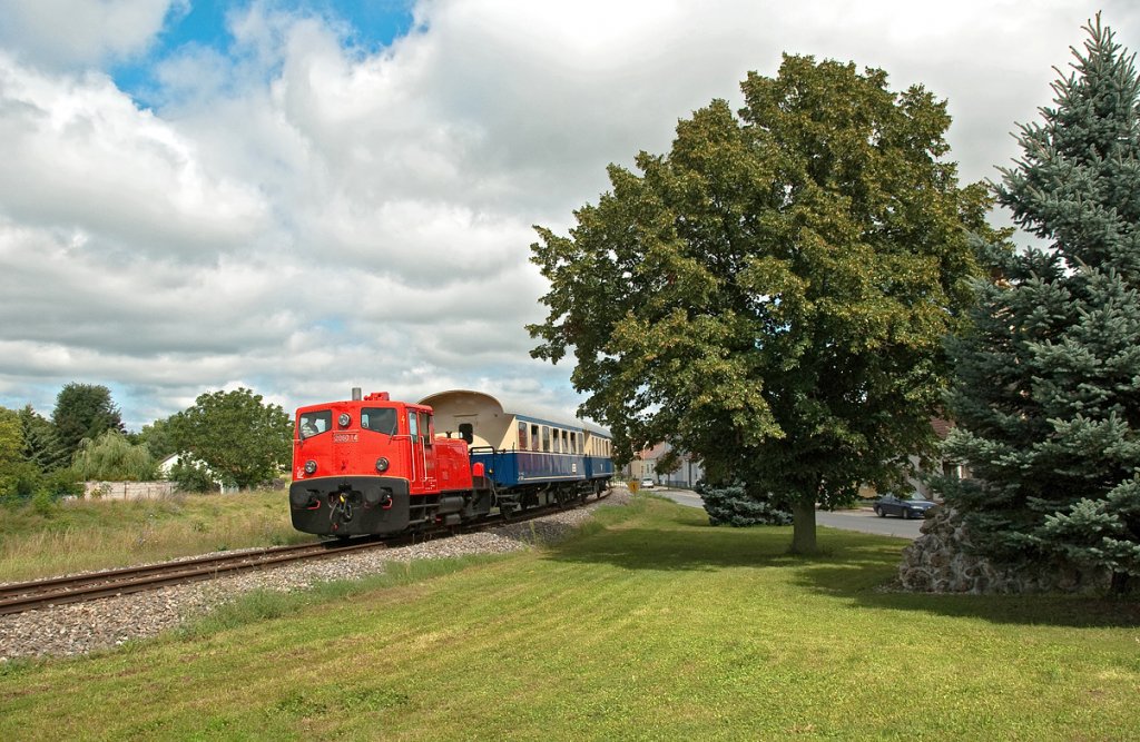 2060.14 erreicht in wenigen Sekunden die Haltestelle in Hauskirchen, am 14.08.2010.