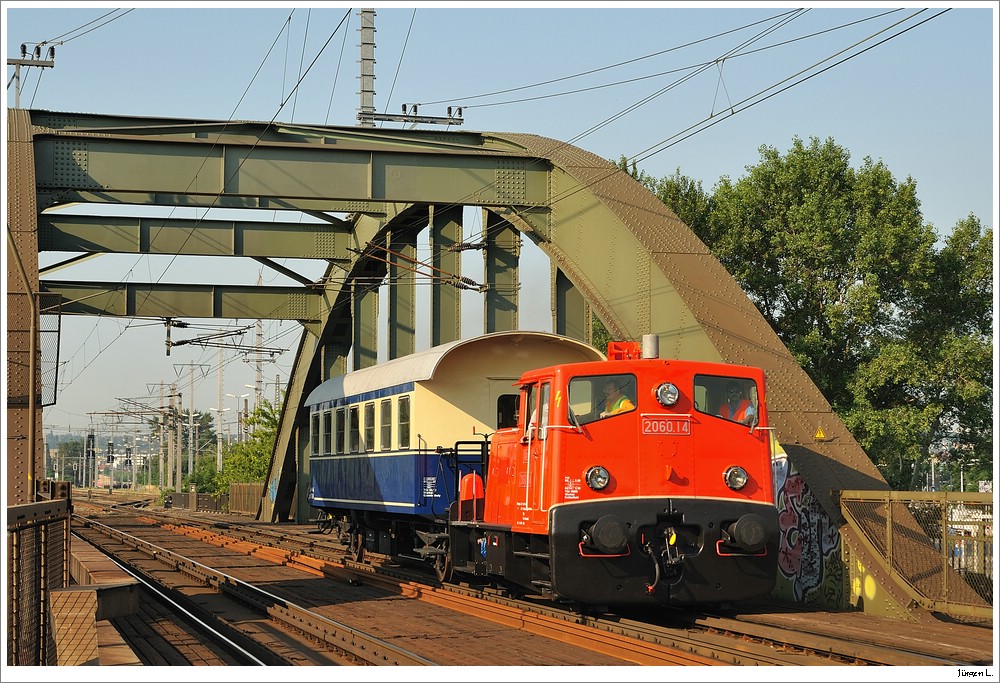2060.14 mit einer Wagenberstellung (SGAG 91152) von Sopron nach Mistelbach; hier in Wien/Erdbergerlnde, 1.7.2010.