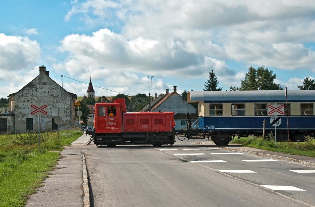 2060.14 passiert die Eisenbahnkreuzung in Rannersdorf an der Zaya. Die Aufnahme entstand am 14.08.2010.