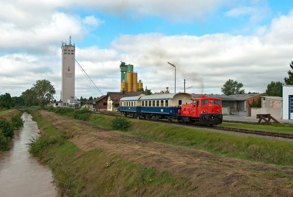 2060.14 verl��t mit seiner Lokalbahngarnitur den Bahnhof Wilfersdorf-H�bersdorf. Die Aufnahme entstand am 14.08.2010.