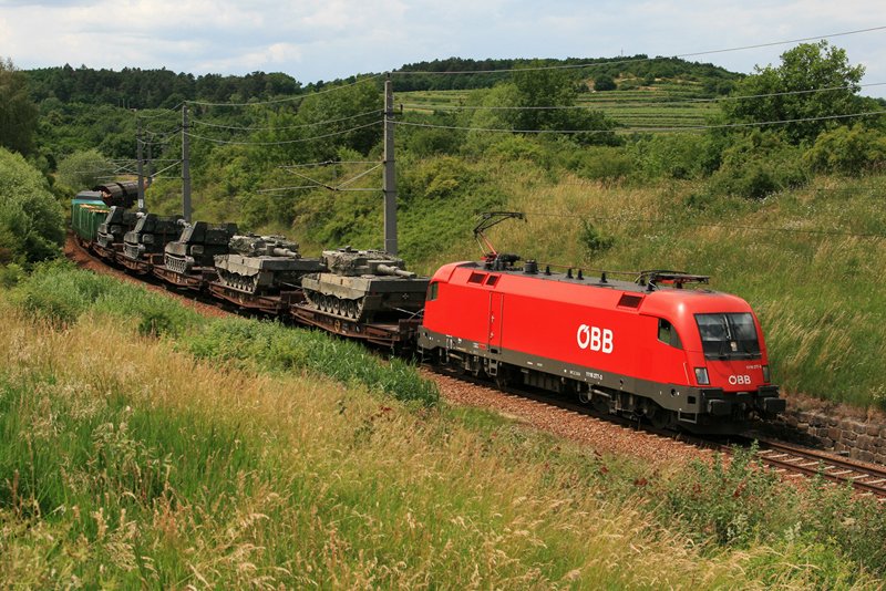 20.6.08 Eigentlich ein ganz normaler Gterzug, doch die zustzlich beigegebene Ladung hinter dem Zugtriebfahrzeug war mir ein Foto wert. Den DG 56013 von Gmnd nach Kledering bespannte an dem Tag die 1116 277.