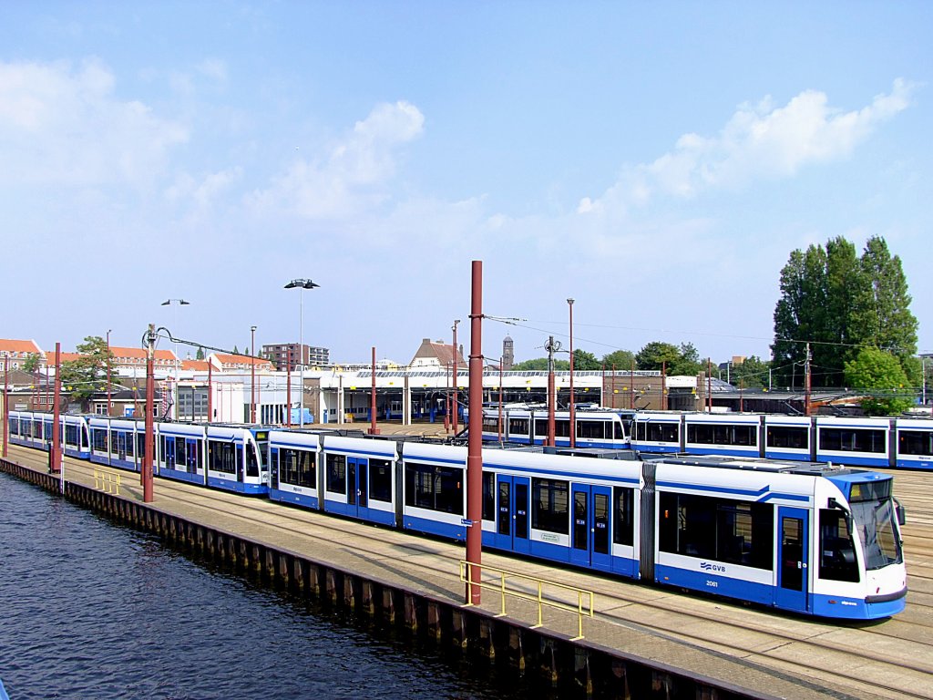 2061 verweilt mit weiteren Straenbahngarnituren im Tramdepot(Remise)-Havenstraat in Amsterdam;110903