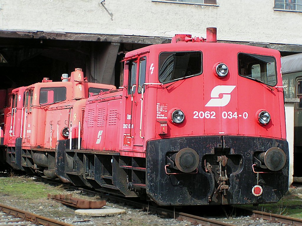 2062 034-0 wartet mit anderen ausrangierten Schwestern auf wom�gliche Weiterverwendung am �GEG-Gel�nde in Ampflwang;050326