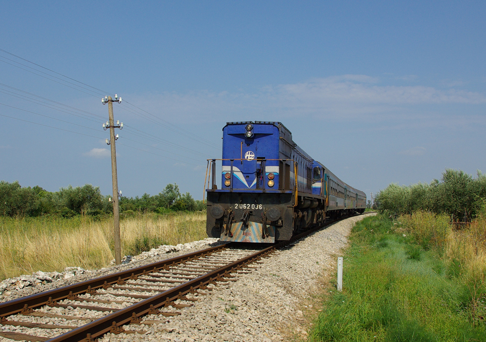 2062 036 war am 25.08 2010 als  B1473 unterwegs nach Pula. Dieses Foto entstand sdlich von Vodnijan.