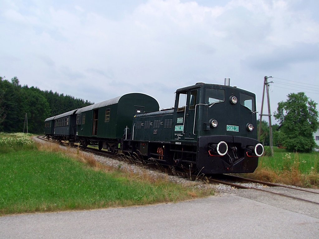 2062 038 zieht den  Sonntags-Nostalgiezug  von Ampflwang nach Timelkam;100704