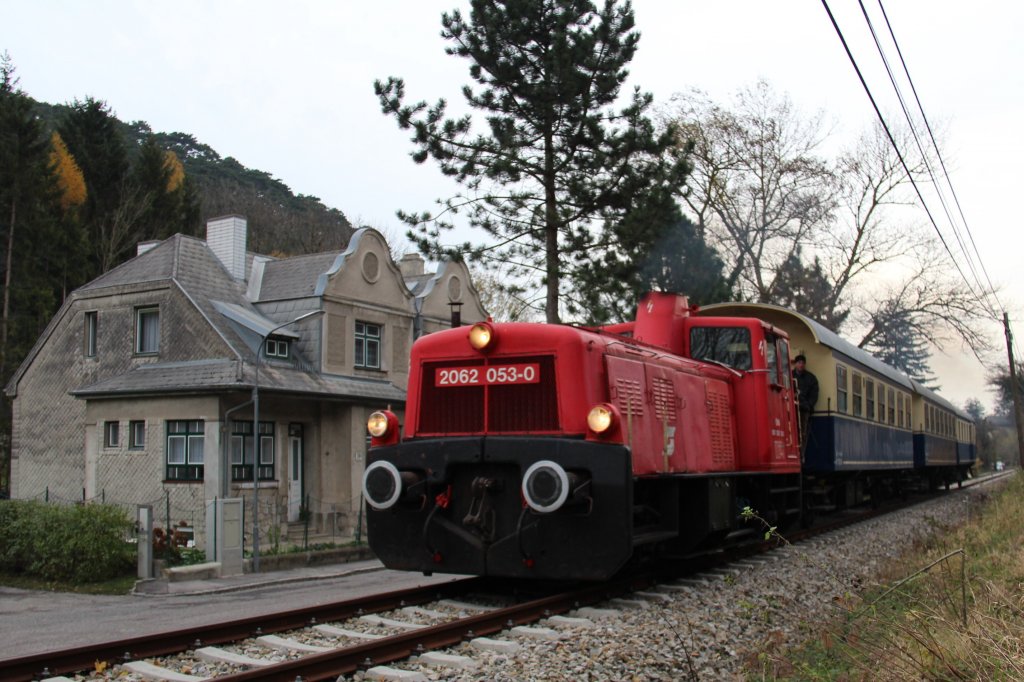 2062 053 mit dem Sonderzug auf der Kaltenleutgebnerbahn von Wien Liesing (Lg) nach Waldm�hle (Wam), hier zum sehen in der Waldm�hlengasse; 11.11.2012