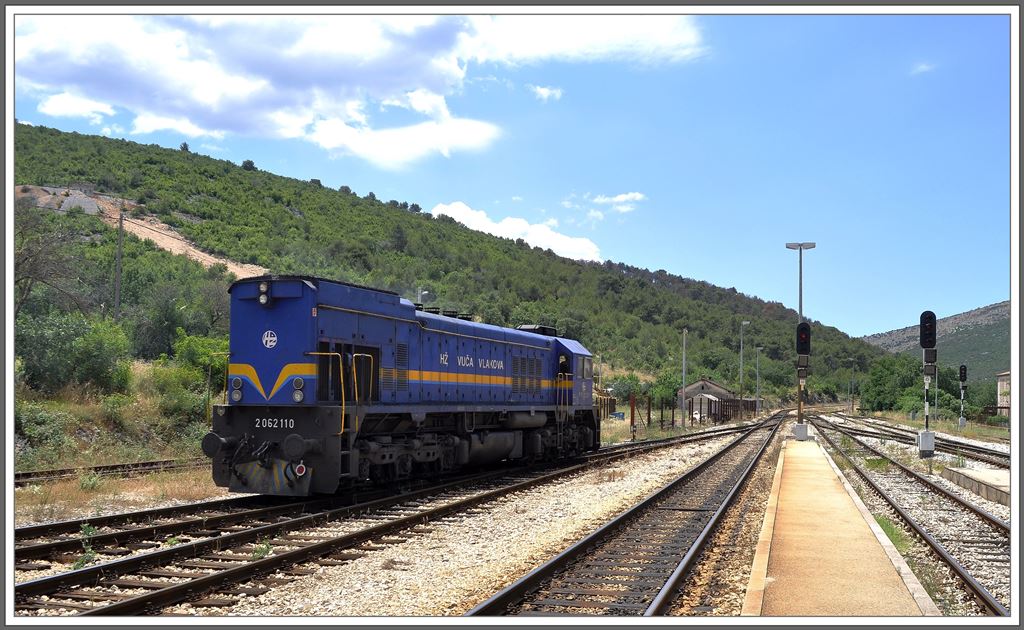 2062 110 verlsst Perković Richtung Split. Das Gleis rechts fhrt nach ibenik. (01.07.2013)