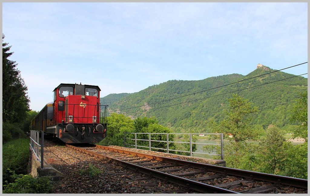 2064 403 ist auf der Wachauerbahn von Krems nach Emmersdorf unterwegs und fhrt hier an der am anderen Donauufer gelegenenen Ruine Aggstein vorbei. Aggsbach Markt, 20.5.12