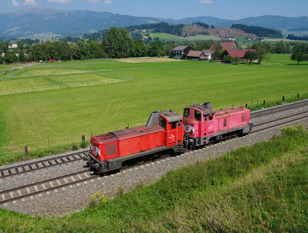 2067 045 und 2067 042 waren am 19.08. 2012 als  Lange Lok  auf der Kronprinz-Rudolfsbahn in Richtung Knittelfeld unterwegs, und wurden von mir in Ugendorf mit Blick auf die Seckauer Alpen fotografiert.

Schnes Wochenende!