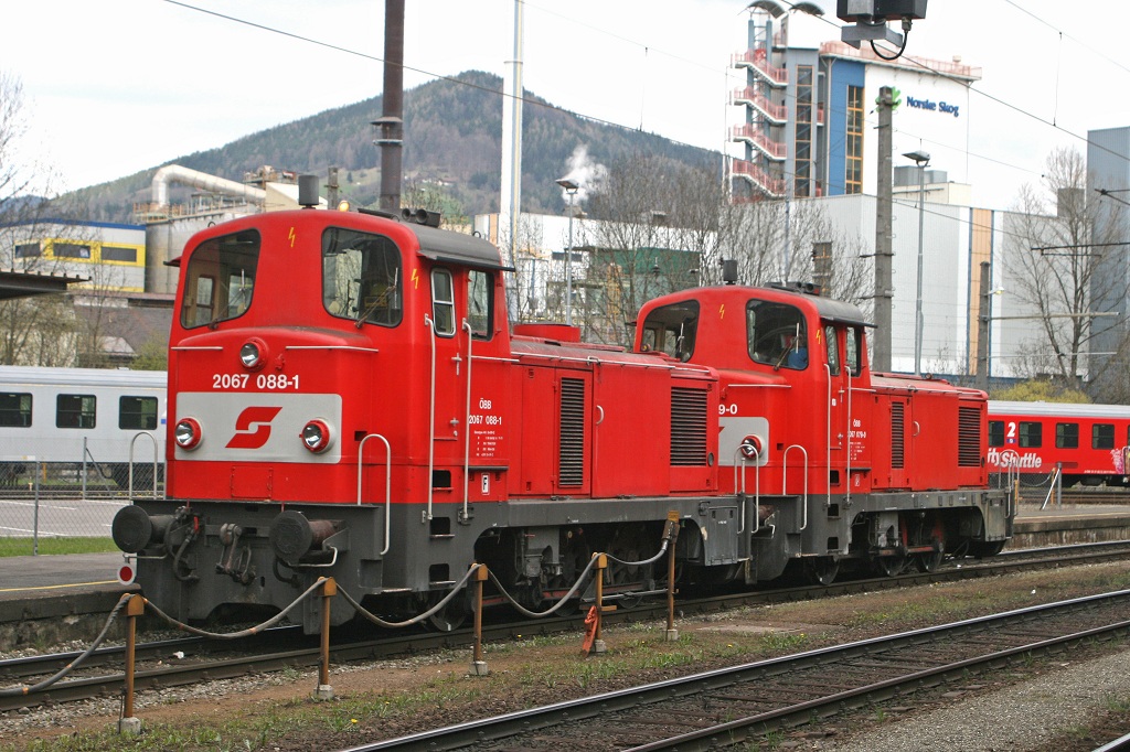 2067 088 und 2067 079 fahren am 5.04.2008 als Lokzug durch den Bahnhof Bruck/Mur.