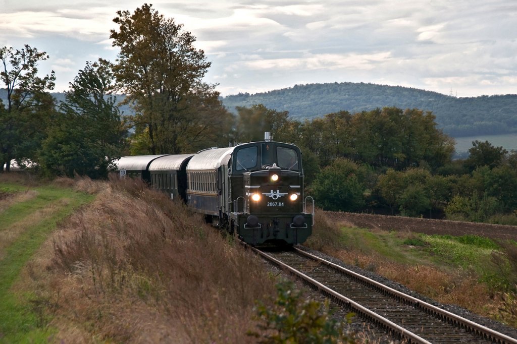 2067.04 kmpft sich mit dem Nostalgie Express den sogenannten Mollmannsdorfer Berg hinauf. Das Foto entstand am 08.10.2011, an einem sehr herbstlichen Vormittag. Danach begann es leider zu regnen.