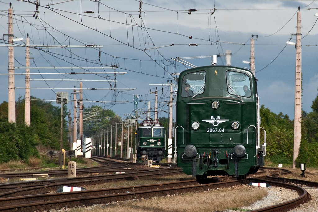 2067.04 macht sich bereit, den Nostalgie Express Leiser Berge zu bernehmen. Die im Hintergrund zu sehende 1040.01 hat den Zug von Wien Sdbahnhof (Ostseite) nach Korneuburg gebracht. Die Aufnahme enstand am 08.10.2011 in Korneuburg.