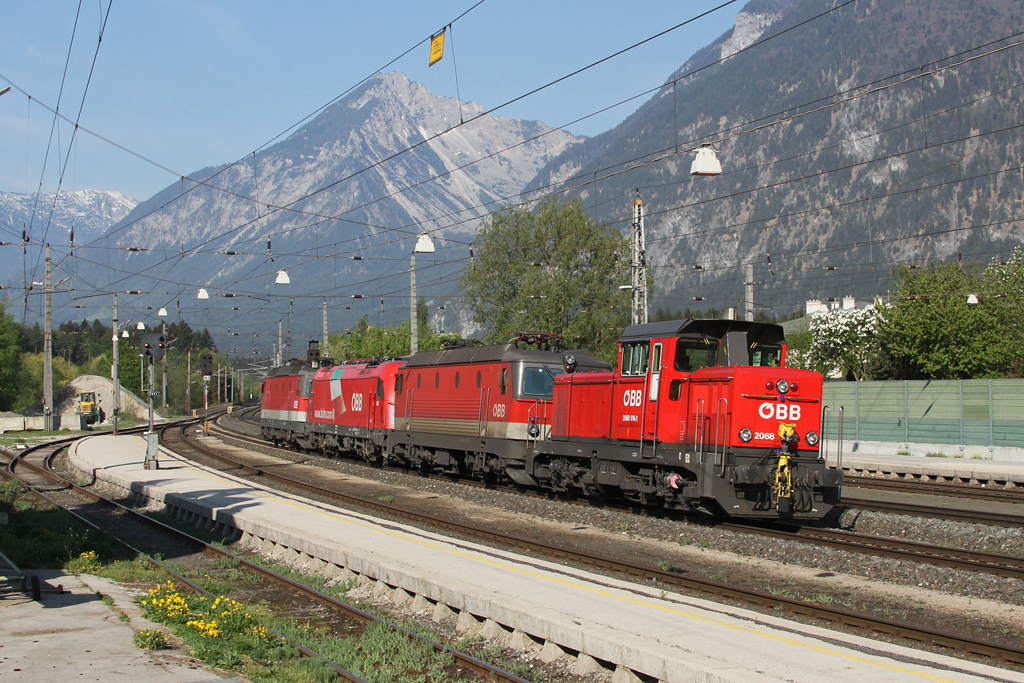 2068 011 schleppt die E-Loks 1044 087 (?), 1216 015 und 1144 216 nach Wrgl.  Aufgenommen in Brixlegg, 23.04.2011.