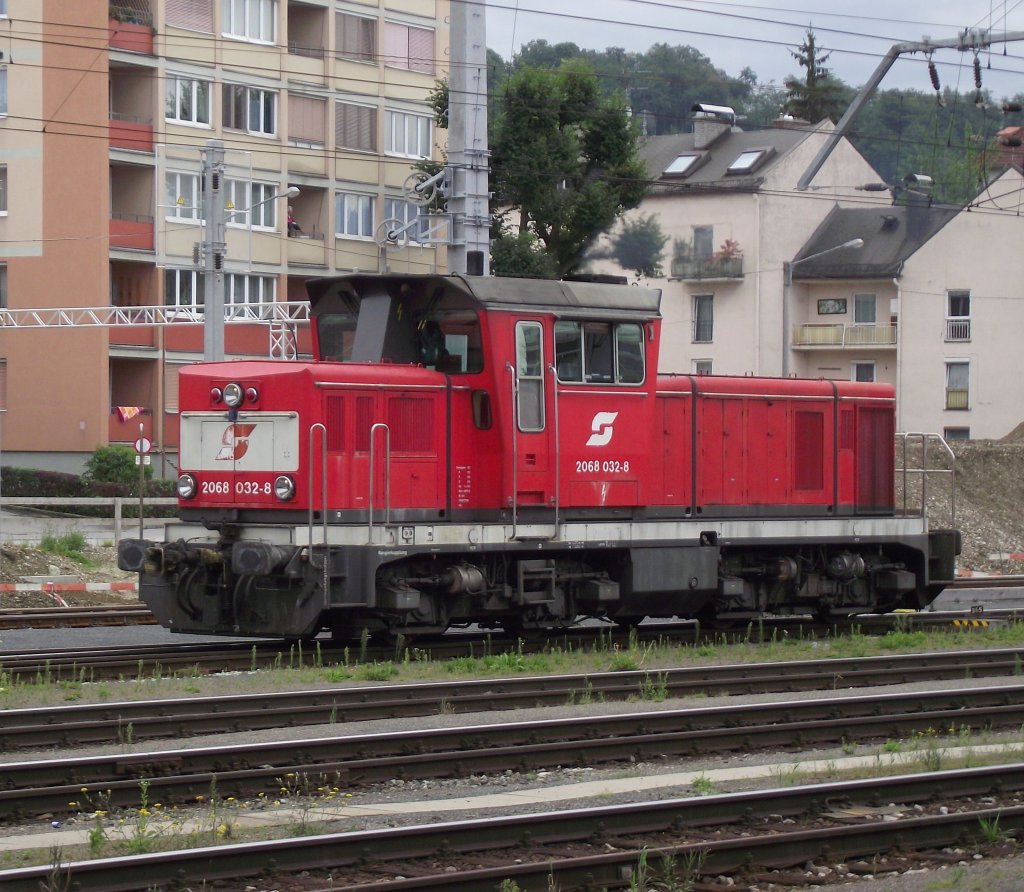 2068 032-8 rangiert am 10. August 2011 im Salzburger Hbf.