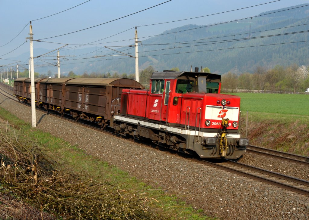 2068 041 mit einem kurzen Gterzug am 16.04.2009 unterwegs bei Niklasdorf.