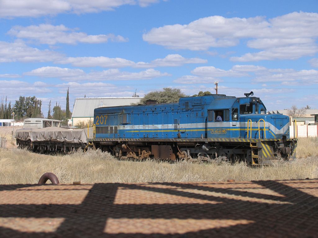 207 mit Gterwagens auf eine Stichstrecke in Gobabis am 7-7-2010.