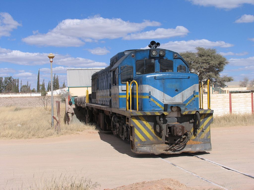 207 mit Gterwagens auf eine Stichstrecke in Gobabis am 7-7-2010.